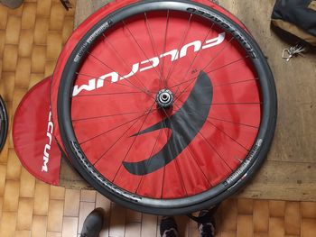 Used Bontrager Paradigm Comp 25 TLR Disc Road Wheel 700c bike