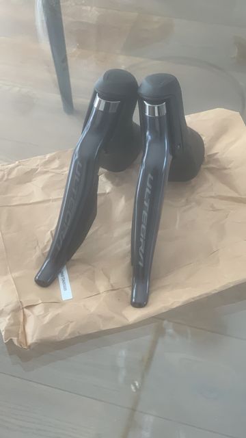 Brugt Shimano Ultegra Di2 12v ST-R8150 Levers Drivetrain & Pedals