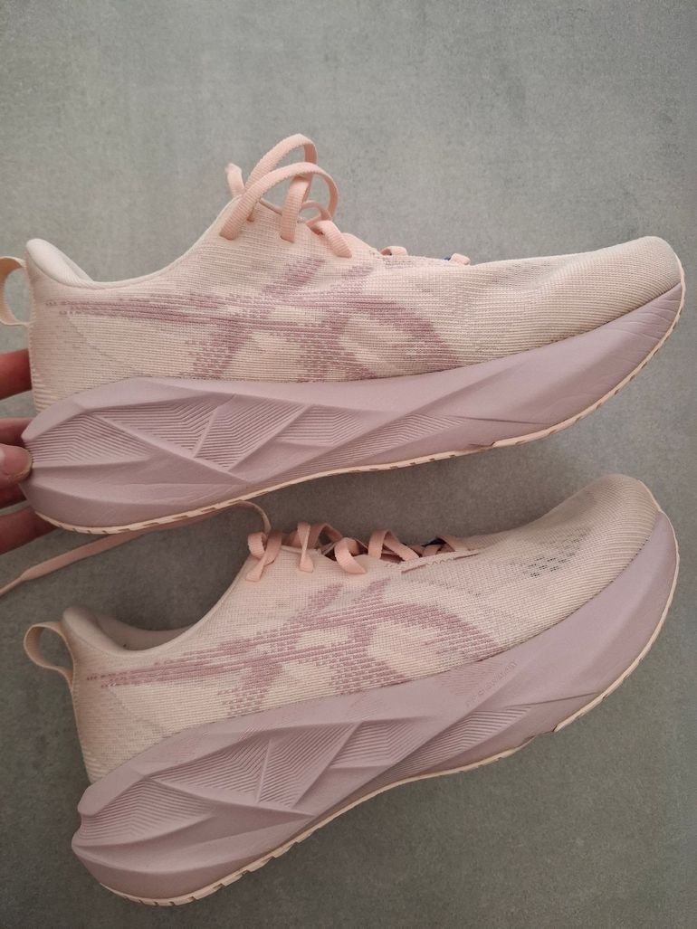 Used Asics Novablast 5 Taille 41,5 2026 bike — image 2 of 6