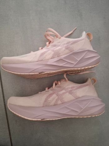 Used Asics Novablast 5 Taille 41,5 2026 bike — image 3 of 6