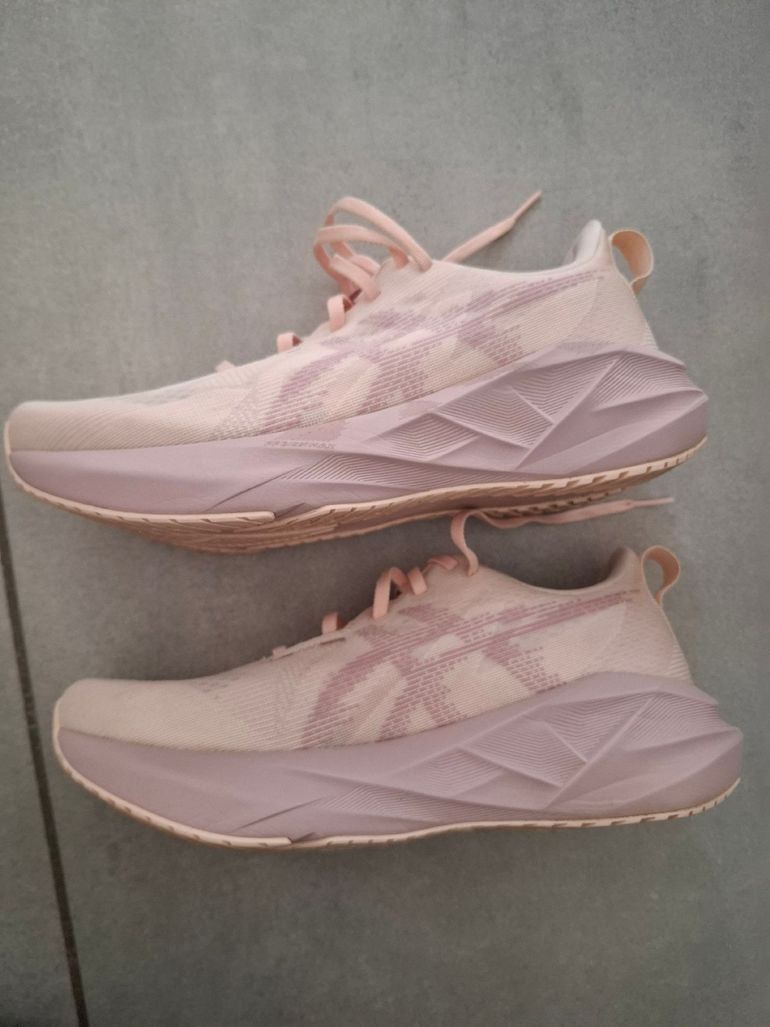 Used Asics Novablast 5 Taille 41,5 2026 bike — image 3 of 6