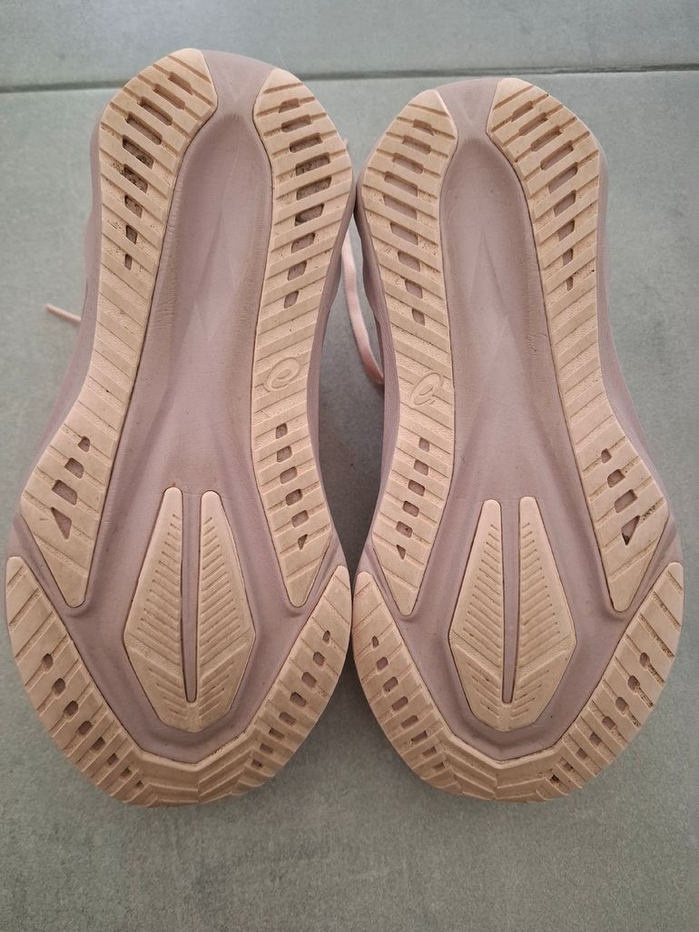 Used Asics Novablast 5 Taille 41,5 2026 bike — image 6 of 6