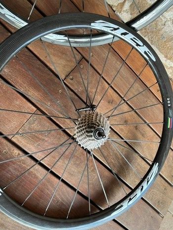 Used Zipp 303 Wheels Pneus/Patins bike — image 3 of 5