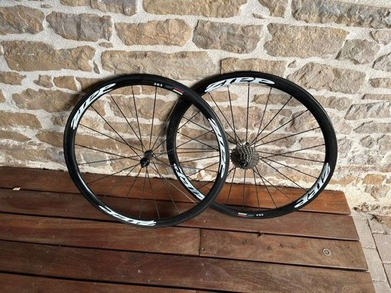 Used Zipp 303 Wheels Pneus/Patins bike — image 1 of 5