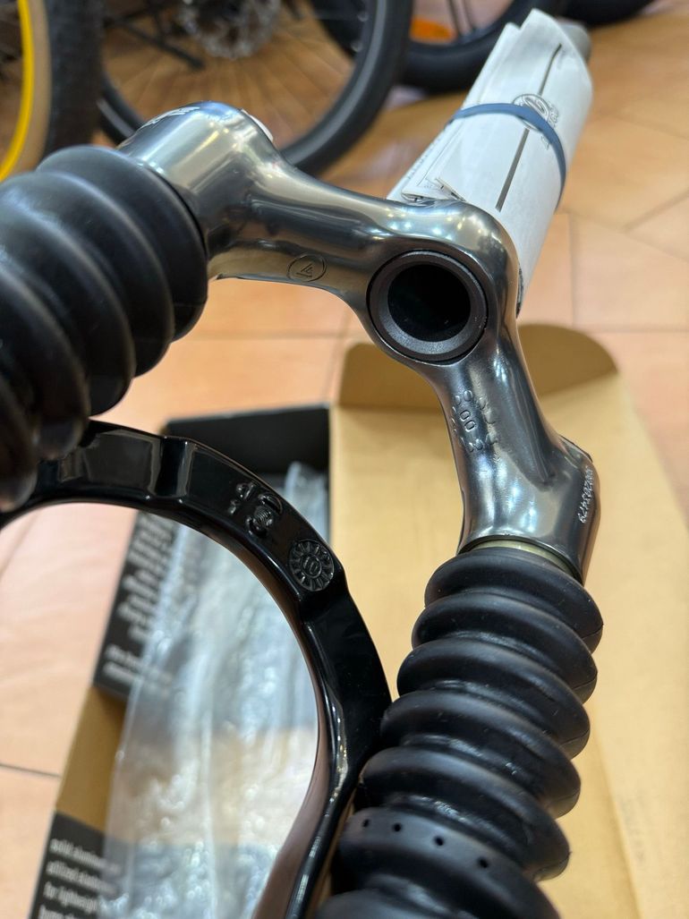 Used Manitou Mars Air Shock 2001 bike — image 7 of 8