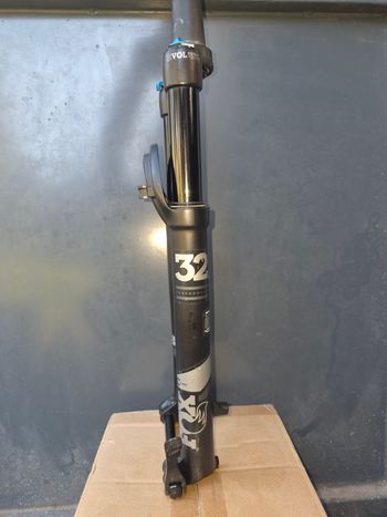Used Fox 32 SC 27.5" 100mm Non Boost 2018 bike — image 5 of 6