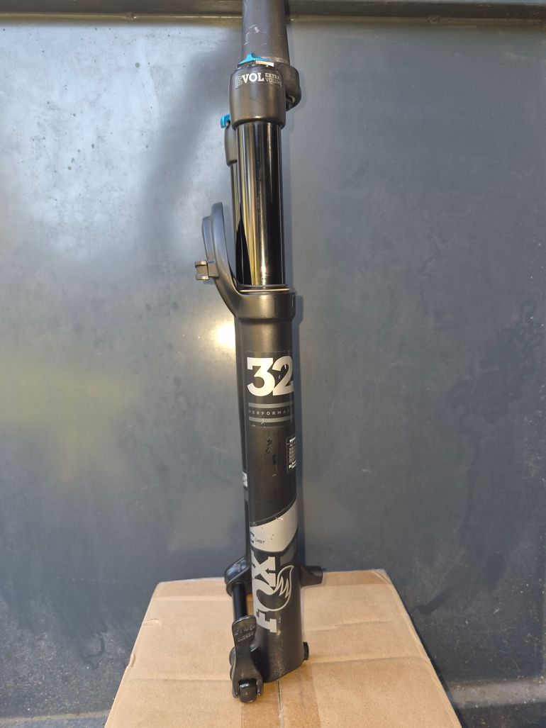 Used Fox 32 SC 27.5" 100mm Non Boost 2018 bike — image 5 of 6