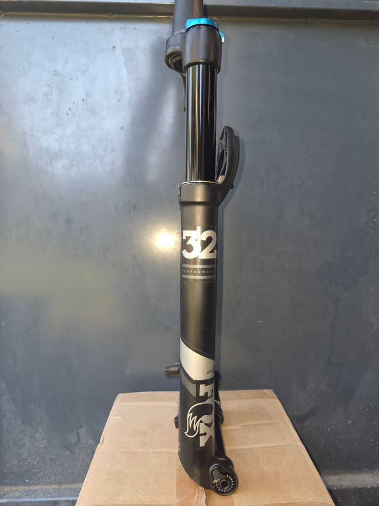 Used Fox 32 SC 27.5" 100mm Non Boost 2018 bike — image 4 of 6