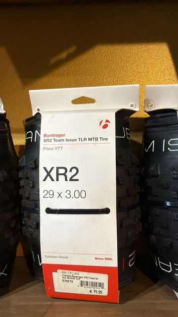 Used Bontrager Cubierta XR2 Tyres & Tubes