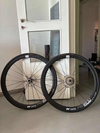 Used Dt Swiss PR 1600 SPLINE 32Disc Clincher Road Wheelset bike — image 2 of 6