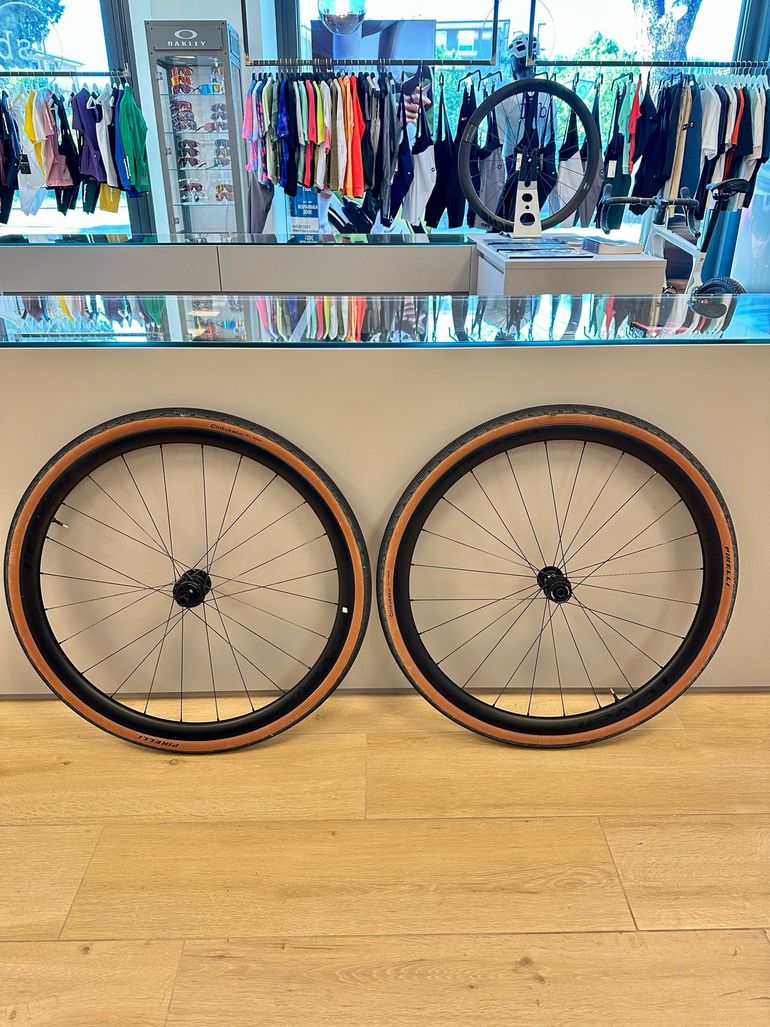 Used Roval Terra C 2025 bike — image 1 of 7