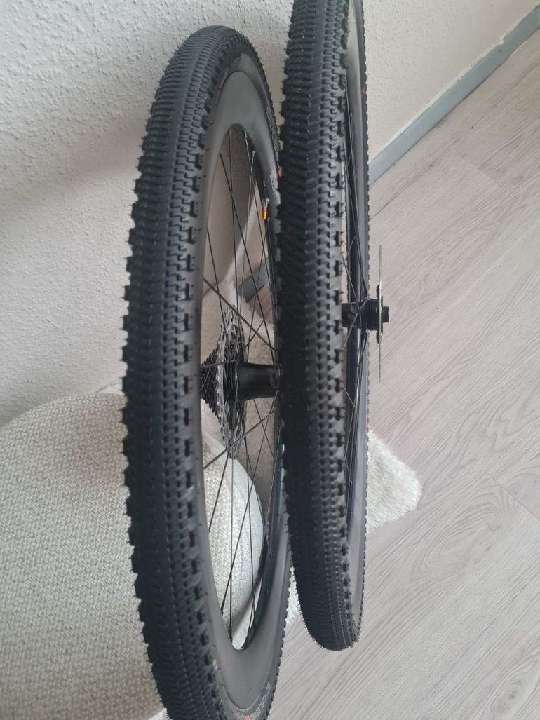 Used Zipp 303S Carbon Tubeless Disc Wheelset 2023 bike — image 3 of 5