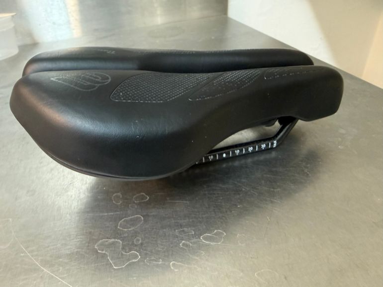 Used BiSaddle Bonneville Distance Carbon Saddle 2025 bike — image 4 of 4