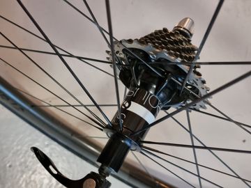 Used Bontrager Aeolus 3 TLR Disc D3 Clincher Road Wheel bike — image 4 of 6