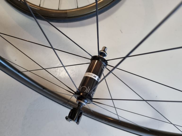 Used Bontrager Aeolus 3 TLR Disc D3 Clincher Road Wheel bike — image 2 of 6