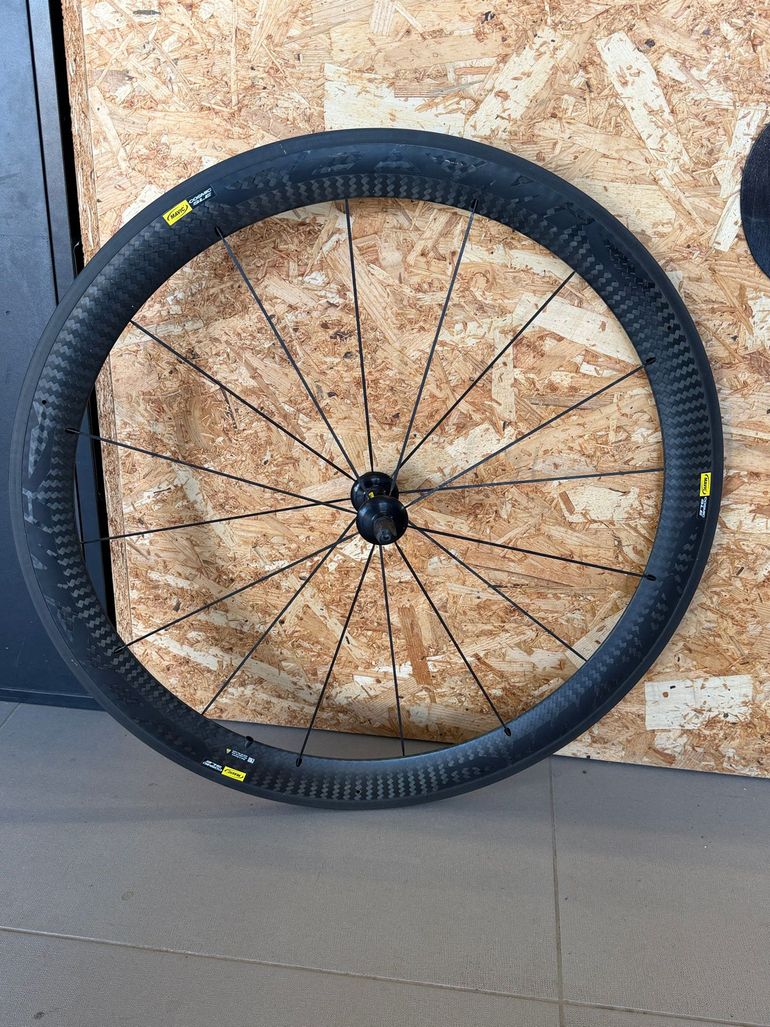 Used Mavic Cosmic Carbone SLE Front Wheel bike — image 1 of 3