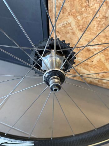 Used Zipp 404 Rear Wheel bike — image 4 of 4