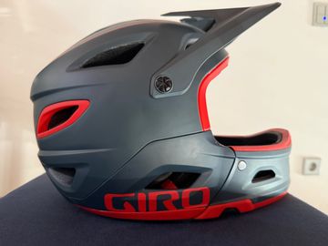 Brugt Giro Switchable MIPS Matte Portaro Grey/Red M 55-59 2020 bike — billede 2 af 6