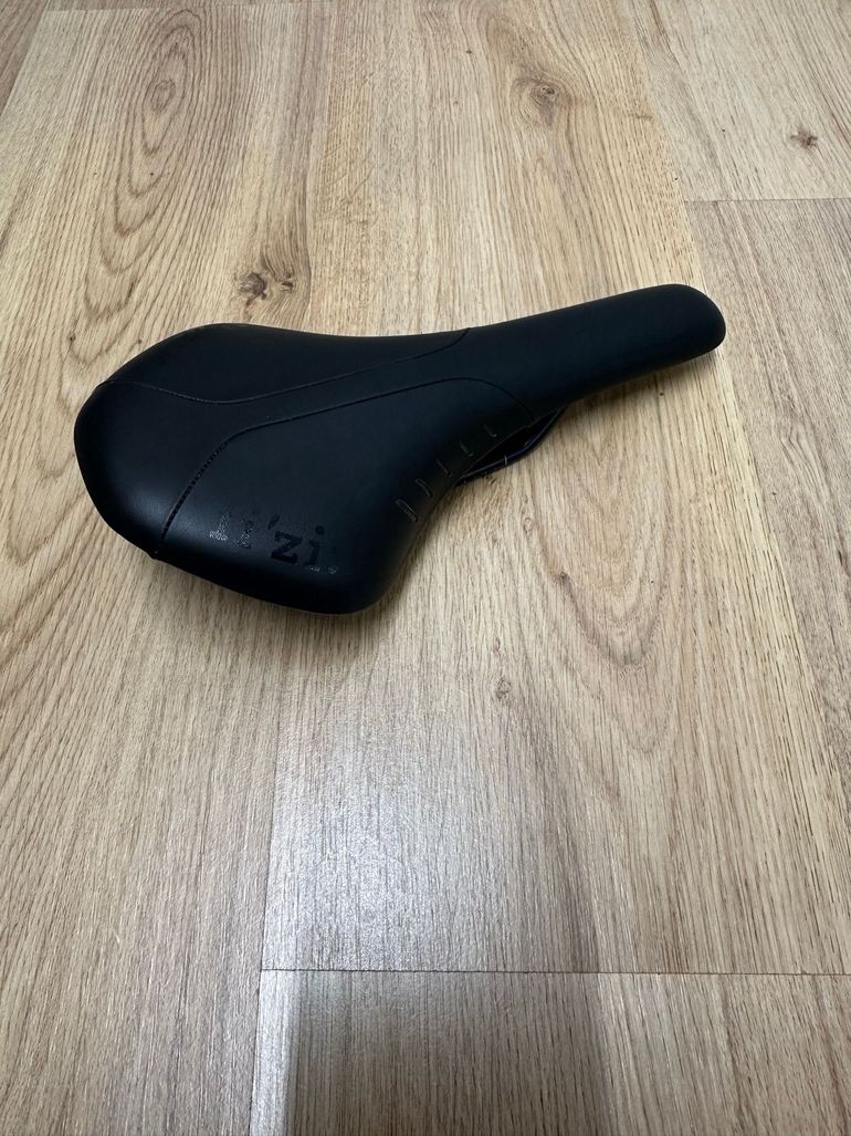 Used Fizik R7 Sattel bike — image 1 of 3