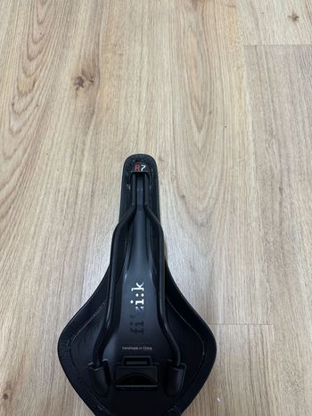 Used Fizik R7 Sattel bike — image 2 of 3