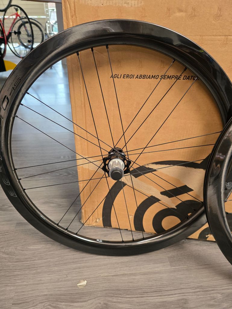 Used Campagnolo Bora WTO 45 2WF C23 Tubeless Ready Disc Centerlock N3W Carbone 2026 bike — image 2 of 5
