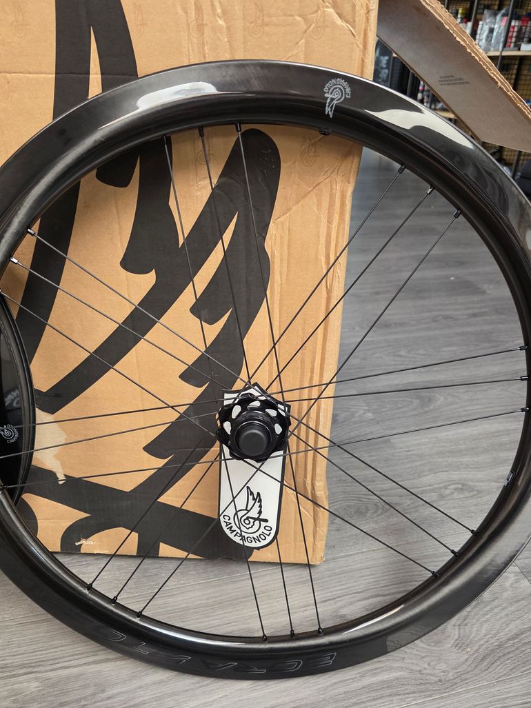 Used Campagnolo Bora WTO 45 2WF C23 Tubeless Ready Disc Centerlock N3W Carbone 2026 bike — image 5 of 5