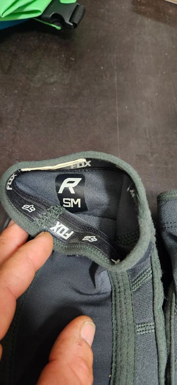 Gebrauchtes Fox Ellbow Pads 2024 bike — Bild 2 von 3