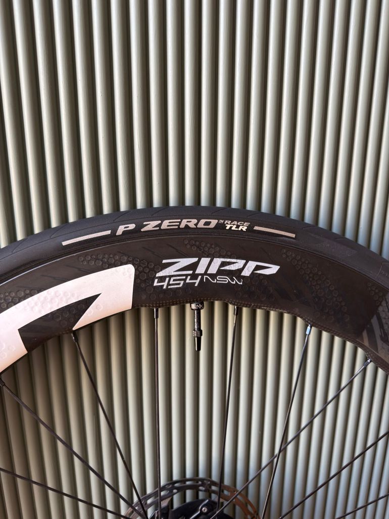 Used Zipp 454 NSW Tubeless Disc-brake 2024 bike — image 3 of 13