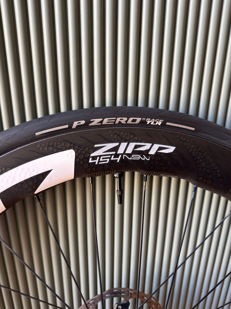 Used Zipp 454 NSW Tubeless Disc-brake 2024 bike — image 9 of 13