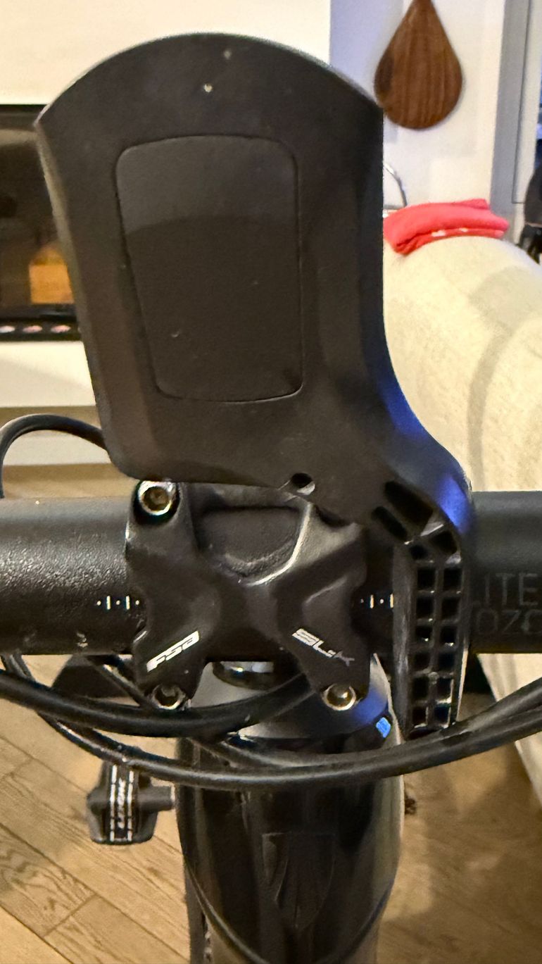 Used Wahoo ELEMNT ROAM V2 GPS Bike Computer 2022 bike — image 6 of 6