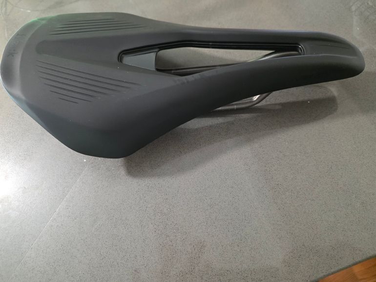 Used Fizik Vento Argo R3 Saddle 140mm K:ium Rails bike — image 2 of 3