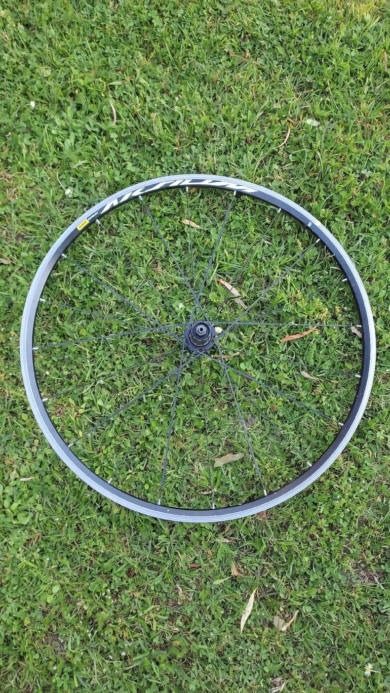 Used Mavic Aksium 2023 bike — image 1 of 6
