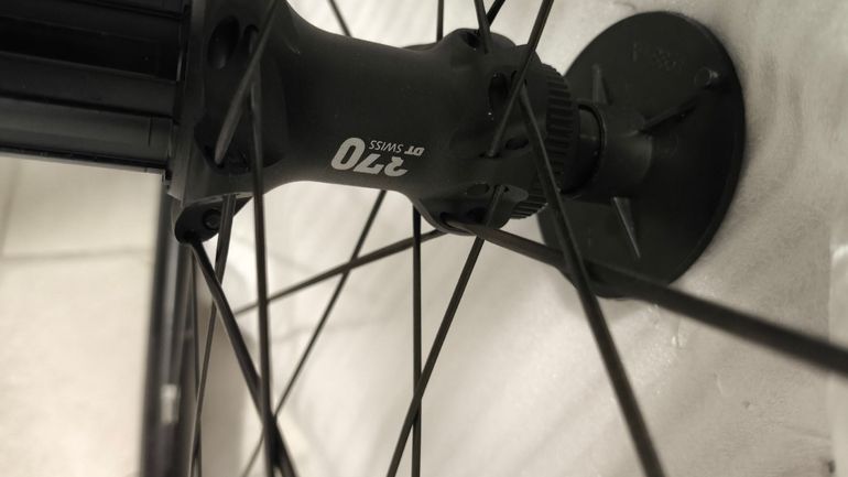 Used Dt Swiss E 1800 SPLINE 30 db 12/142 mm Shimano 2025 bike — image 4 of 6