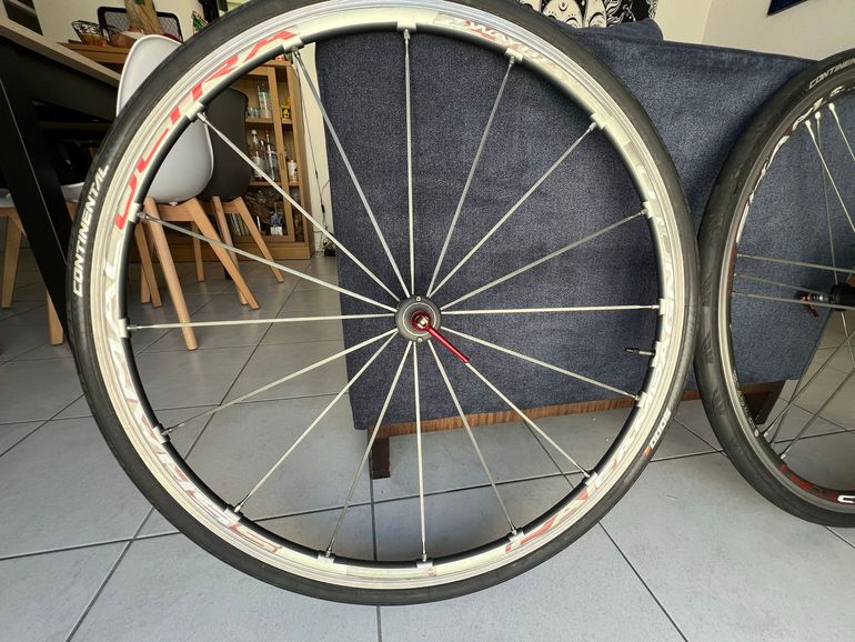 Used Campagnolo Shamal Ultra 2 way fit bike — image 2 of 8