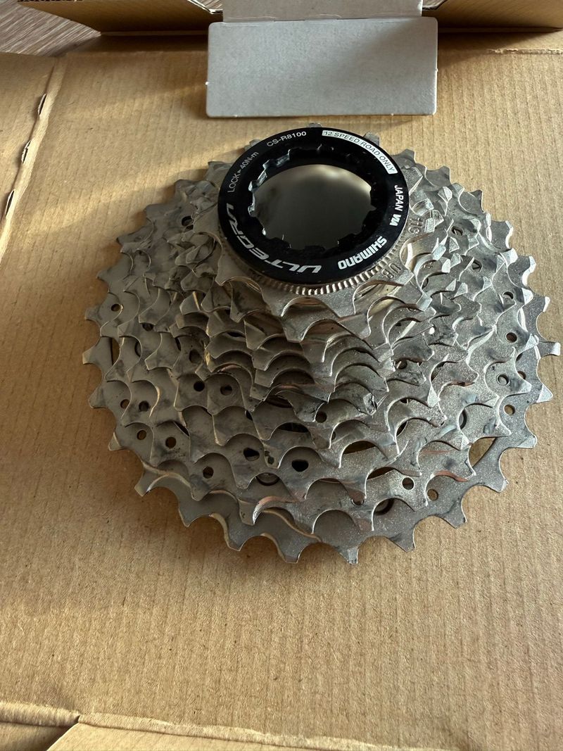 Gebrauchtes Shimano Ultegra CS-R8100-12 Cassette Drivetrain & Pedals