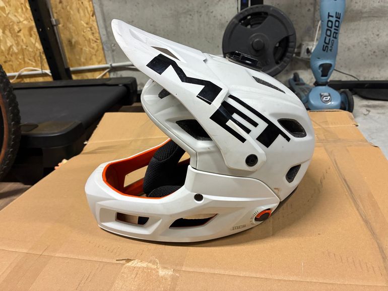 Used MET Parachute MCR MIPS Helmet 2022 bike — image 2 of 5
