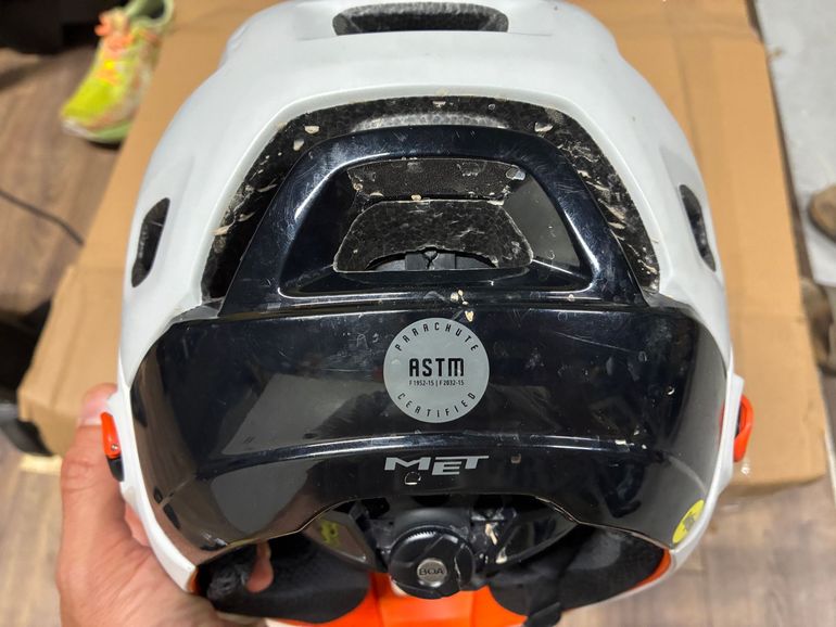 Used MET Parachute MCR MIPS Helmet 2022 bike — image 3 of 5