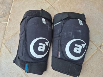 Used Amplifi Salvo Joint Knee Zip Knieprotektoren schwarz Médium 2022 bike — image 4 of 4