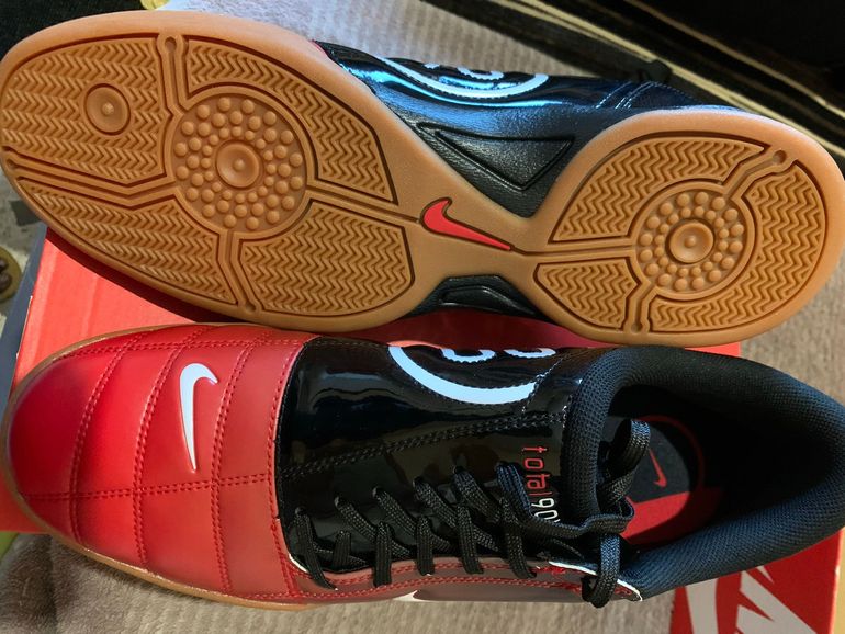 Used Nike Total 90 Men's Shoes bike — image 3 of 4