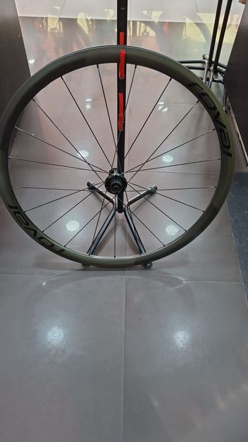 Used Roval Alpinist CLX Carbon Wheelset bike — image 12 of 14