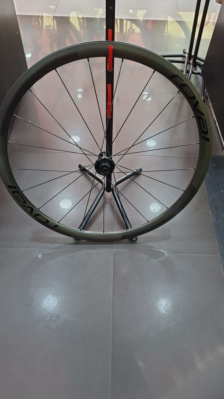 Used Roval Alpinist CLX Carbon Wheelset bike — image 12 of 14