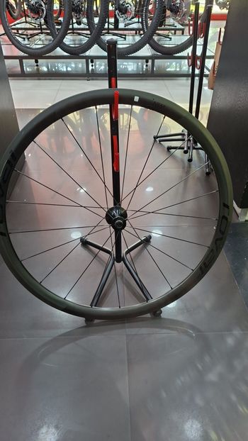 Used Roval Alpinist CLX Carbon Wheelset bike — image 8 of 14