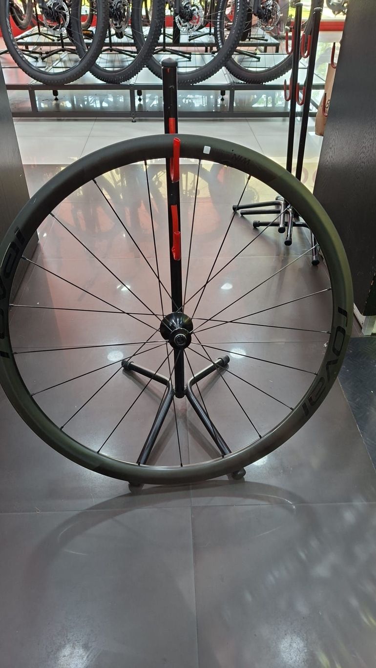 Used Roval Alpinist CLX Carbon Wheelset bike — image 8 of 14