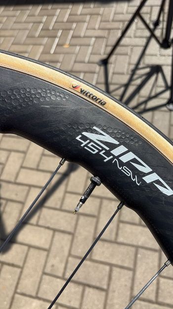 Used Zipp 454 NSW Carbon Tubeless Disc Wheelset bike — image 14 of 16
