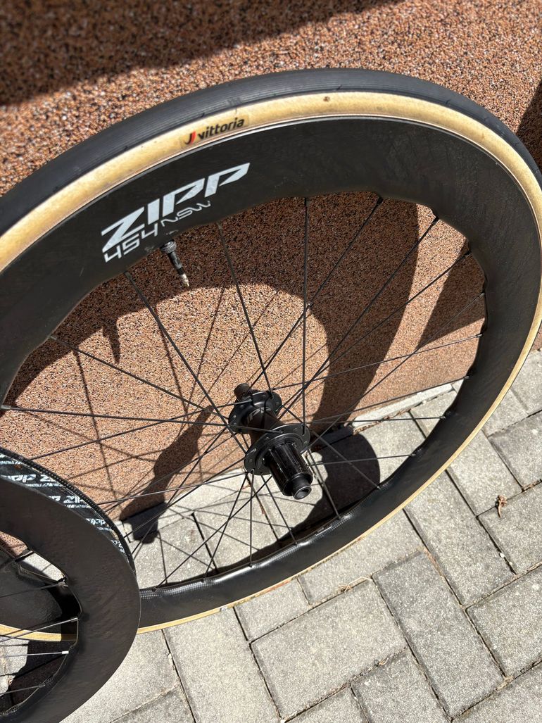 Used Zipp 454 NSW Carbon Tubeless Disc Wheelset bike — image 8 of 16