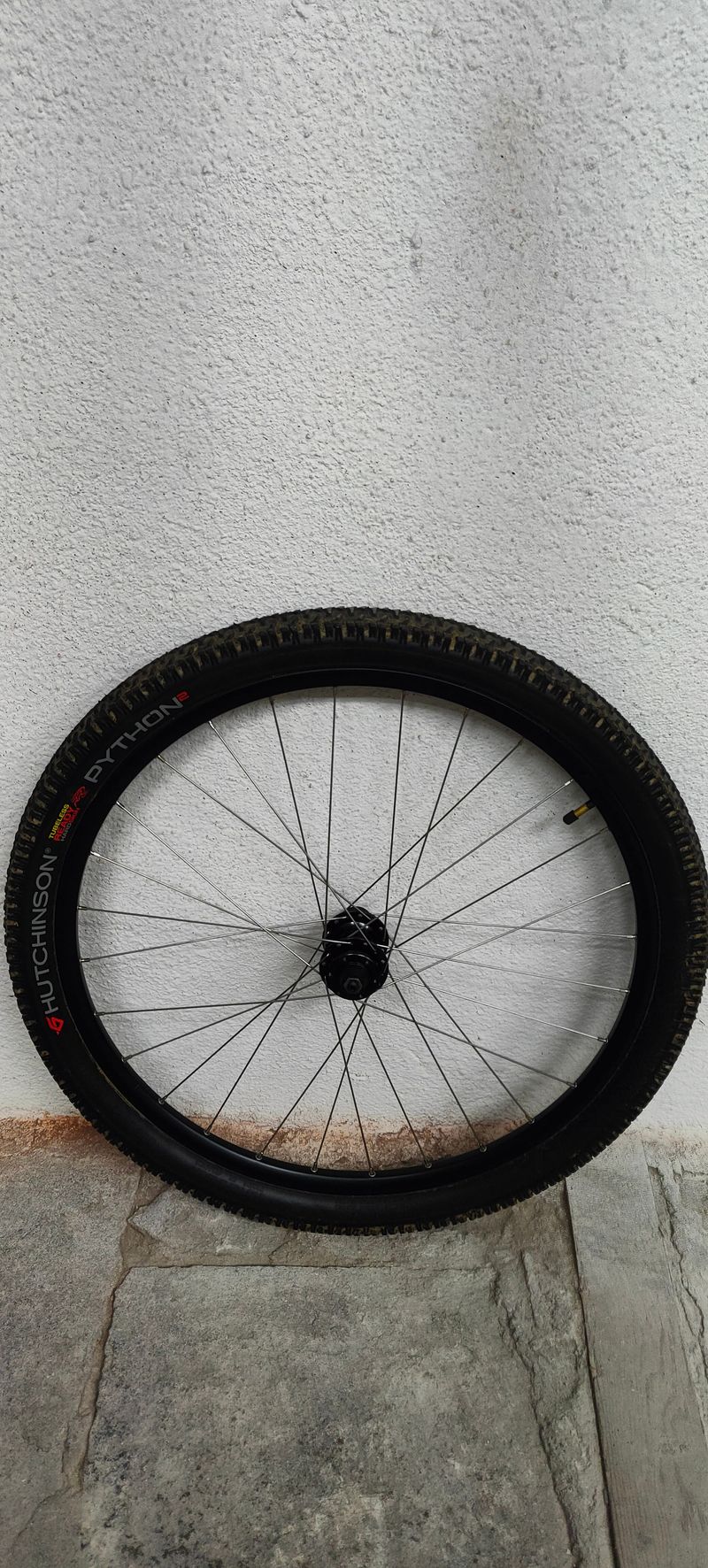 Použité Shimano Rear Wheel 27.5" with 9v-12v Hub + Hutchinson Python2 Tire 27.5"x2.25 Wheels