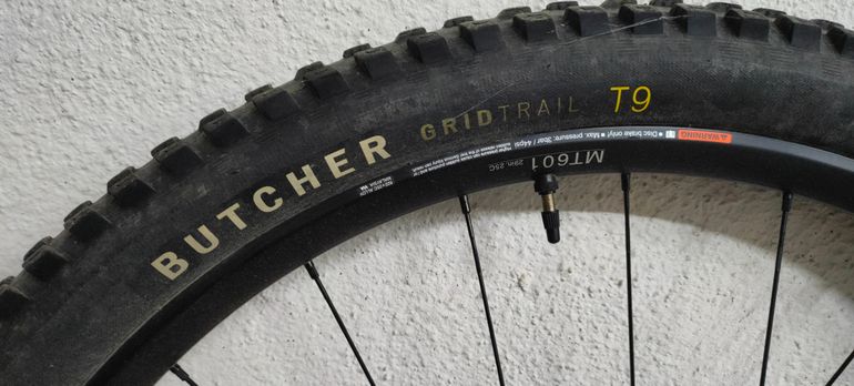 Used Shimano Front Wheel 29" Axle 110mm x 20mm with Tire and Insert bike — image 4 of 8