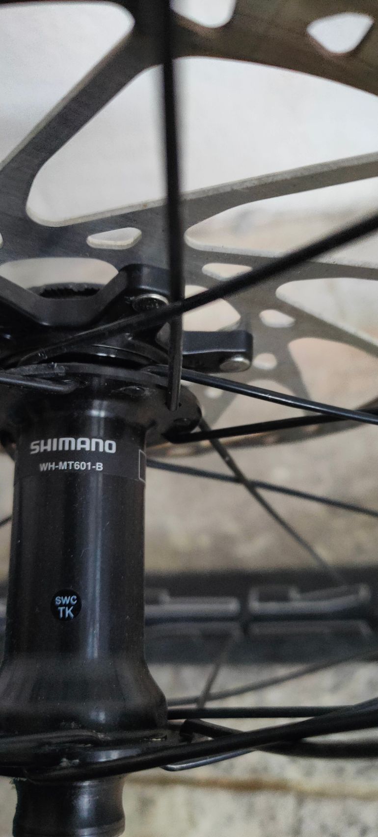 Used Shimano Front Wheel 29" Axle 110mm x 20mm with Tire and Insert bike — image 2 of 8