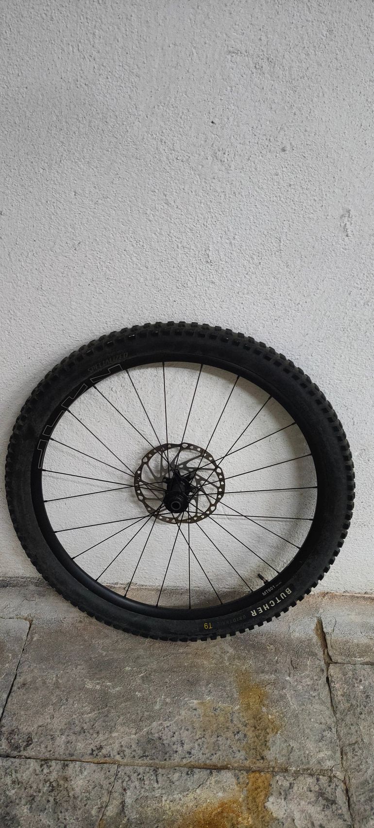Used Shimano Front Wheel 29" Axle 110mm x 20mm with Tire and Insert bike — image 7 of 8