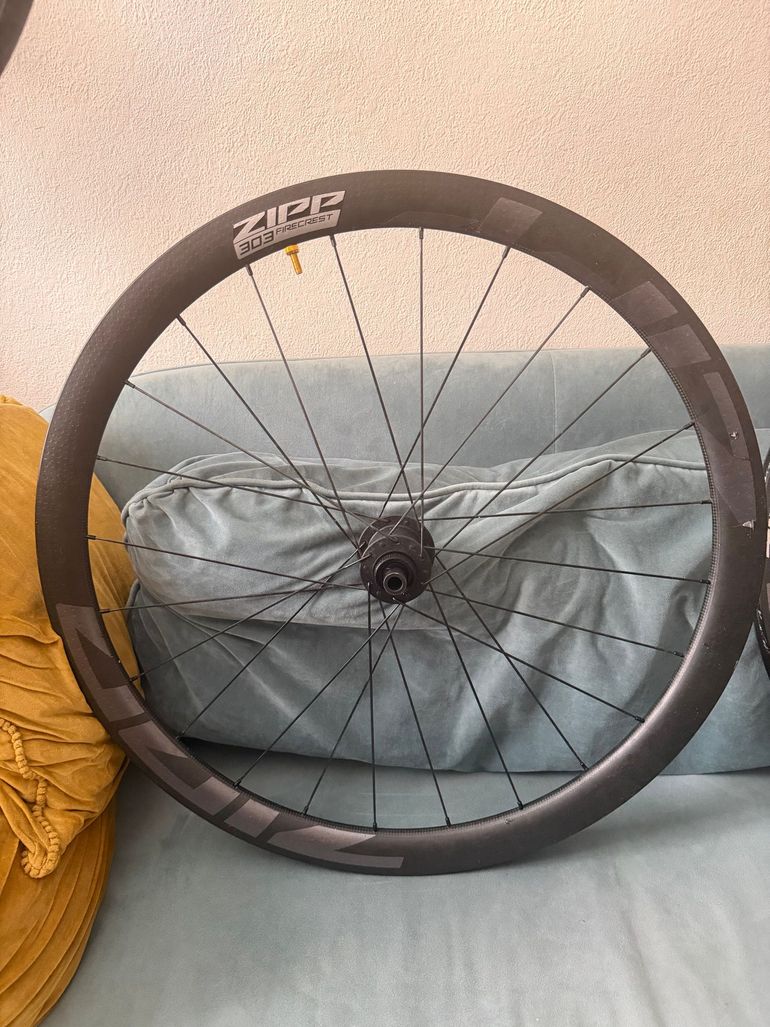 Used Zipp 303 Firecrest Tubeless Disc-brake Wheelset 2023 bike — image 5 of 10